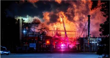 爆炸巨響震動南加州！煉油廠驚爆大火「烈焰高達91公尺」　居民以為核爆了