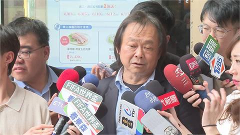 民進黨立委王世堅（中）今日下午受訪。（圖／民視新聞）