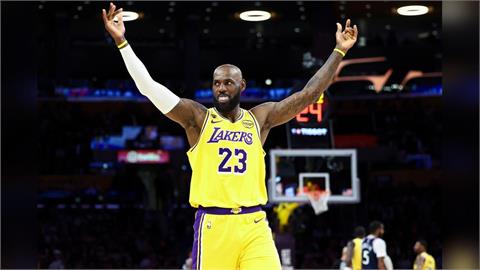 NBA(影)／41歲「詹皇」單核帶隊衝擊季後賽！半場10助攻0失誤破紀錄率隊奪勝
