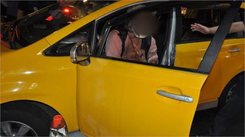 黃色轎車開進夜市撞路人　擅改成小黃色系挨罰