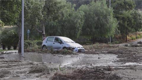 希臘羅德島暴雨災情慘　住家、道路毀損　民眾忙清淤泥