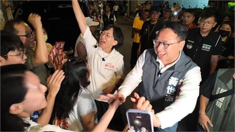 蘇巧慧、黃世杰合體逛桃園夜市　支持者喊「洋流慧聚　杰伴同行」