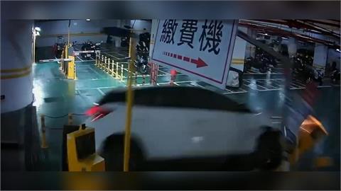 快新聞／女子駕駛租賃車「疑恍神」撞進地下停車場　收費桿遭連根拔起