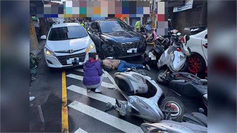 快新聞／停紅燈突暴衝！中和自小客連撞8車　騎士遭壓車底