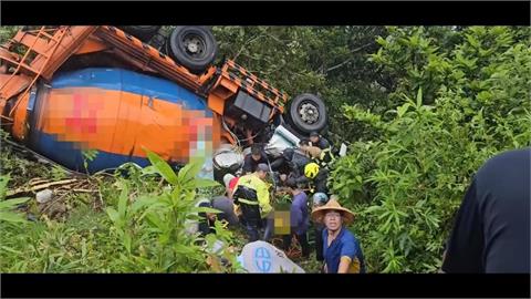 天雨路滑！　花蓮預拌水泥車「翻落邊坡」　「四輪朝天」駕駛受困１小時獲救