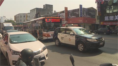 公車等紅燈引擎突竄火 30名乘客倉皇逃生