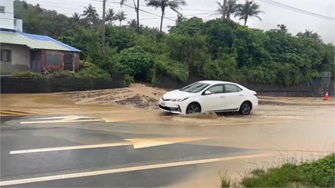 丹娜絲大豪雨猛灌！　台東金峰鄉產業道路成小溪流