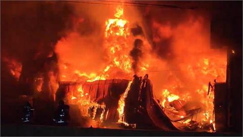 恐怖！新北八里1木材廠凌晨爆猛烈大火　煉獄景象曝光了