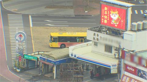 獨家直擊！公車懶找車位　「臨停槽化線」故態復萌