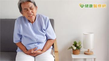 88歲嬤突右上腹劇痛！檢查揪「總膽管結石」阻塞　醫示警3大症狀