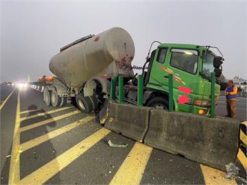 快新聞／跨年沒睡飽？元旦國道車禍意外　聯結車撞護欄1車翻覆1車爆胎