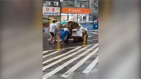 雨天暖心一幕！　學生助資源回收翁推回收車