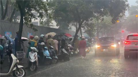 暴雨馬路急流如小河　家長接小朋友放學超狼狽
