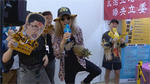 快新聞／罷團志工被石頭砸頭「情況曝」　豬頭皮高唱罷免主題曲：罷免啦！一直亂氣死