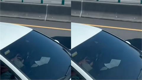國道上演誇張活春宮片!前座2人雙開「定速」網笑:駕駛一定被蛇咬