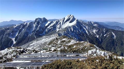 快新聞／玉山再降3月雪「絕美銀白仙境曝光」　史上降雪最晚紀錄超驚人