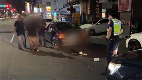 兒子酒後鬧事疑遭3路人圍毆！　母親跪求住手「別打了！」