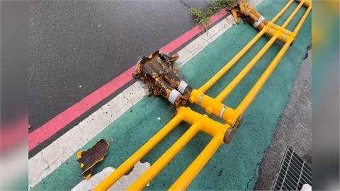 PU防撞桿不堪大車長期擦撞 整排"支撐不住"倒人行道