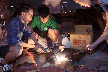 94要烤肉！雨遮月圓 河濱公園千人齊聚