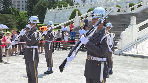 國軍儀隊訓練展示首次移到民主大道　民眾無畏豔陽搶拍