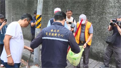 快新聞／才剛體驗撿樹枝！蔣萬安勘災被邀「拿掃把」　1奇怪掃地姿勢被提醒