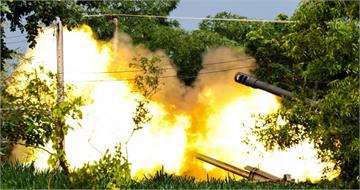凌晨砲聲震山林！泰柬邊境交火進入第3天「泰軍反擊」　僧侶發文：士兵跑來保護我們