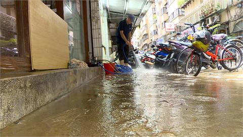 雙北暴雨狂炸! 信義區汪洋一片 路上「湧泉」兩樓高