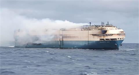 貨輪海上燒！4千輛「保時捷、藍寶堅尼」成廢鐵　福斯損失超過43億元