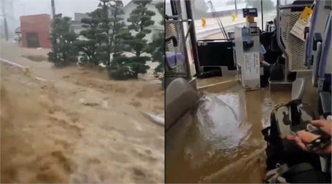 快新聞／洪水「灌進公車」驚人畫面曝光　日本九州公車當船開