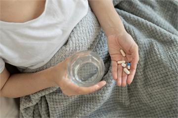 狂吞EVE止痛藥！30歲女慘終身洗腎　醫急警告別亂吞