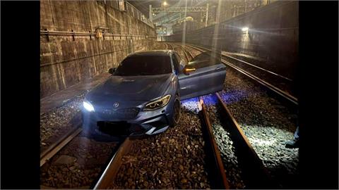 通緝犯疑毒駕拒檢逃逸 「車卡鐵道」棄車落跑仍遭逮