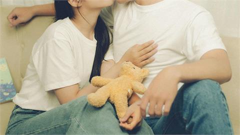 高中女兒被迫看「親熱片」！父母客廳全裸「肉體交纏」網噁喊：沙發會有分泌物