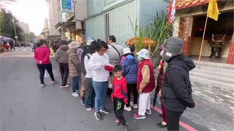 蛋捲名店「福義軒」排長龍　線上登記抽籤減少排隊時間