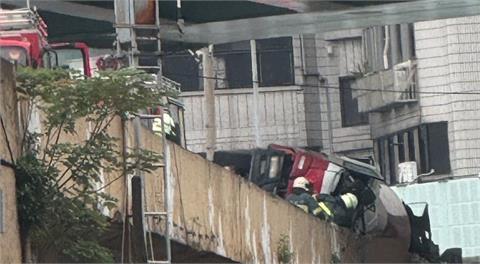 快新聞／北市水泥車不明原因翻覆　警消全力救援司機脫困