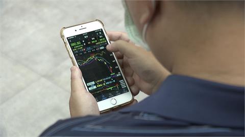 股災平均虧23.5萬！上班族兼職自救　中經院擬三套劇本