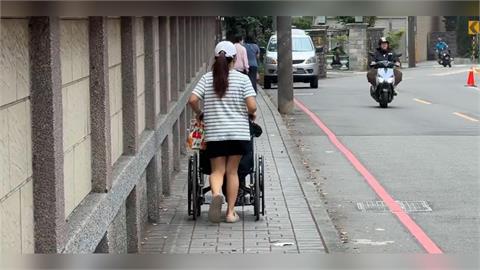 快新聞／桃園中壢90歲阿嬤遭小貨車撞！推輪椅移工也受傷　2人意識不清送醫