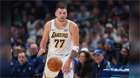 NBA(影)／「東七七」3分球締造新紀錄！湖人克服末節雙位數落後逆轉勝獨行俠