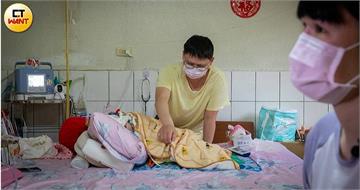 淚求真相4／照顧重癱愛女父又失業　夫妻吃超商折扣餐省錢給孩子買紗布