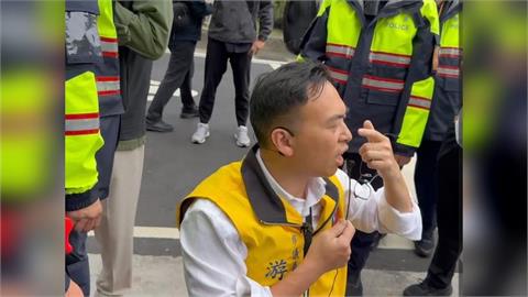 快新聞/民眾黨329遊行游智彬又來鬧!跪地稱用爬的也要過去支持柯文哲