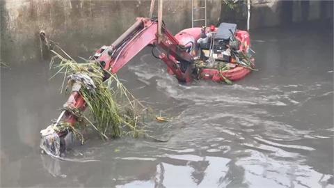 大雨狂炸　彰化挖掘機　排水溝清淤遭滅頂
