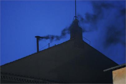 西斯汀禮拜堂冒黑煙！樞機主教們未達共識　教宗選舉首輪投票無結果