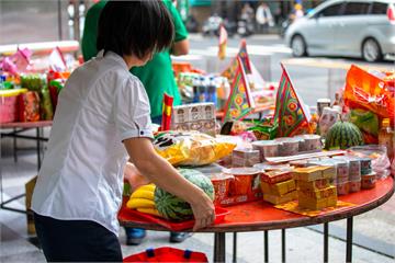 中元普渡怎麼拜得體？時髦女孩必備的拜拜攻略 誠意滿分優雅好運！