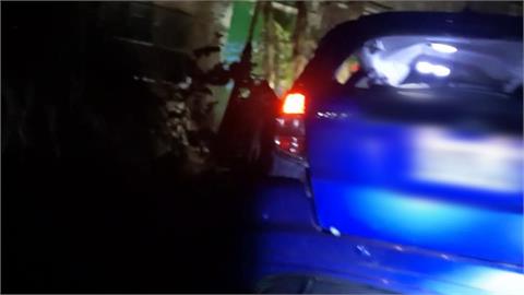 ３０公尺煞車痕跡!　轎車撞破圍牆衝進果園拋飛亡