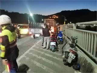 新北關渡大橋5汽機車擦撞 49歲男騎士倒地受傷送醫