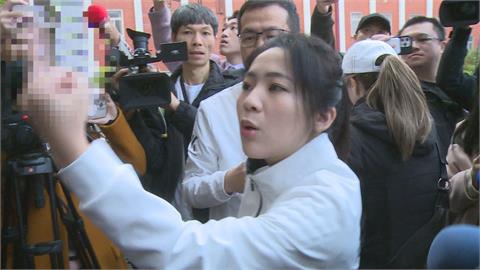 快新聞／徐巧芯對綠委比中指！黃捷轟「沒水準」　網酸：被政治耽誤的小太妹