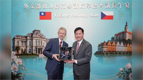 不畏中國壓力再訪台！韋德齊獲賴總統贈勳　林佳龍憶「我是台灣人」感動一幕
