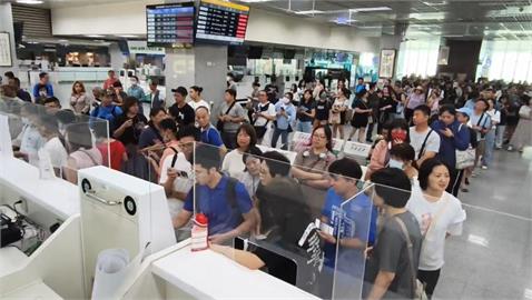 颱風攪局！出國旺季遇丹娜絲來襲　金門、桃園機場航班大亂