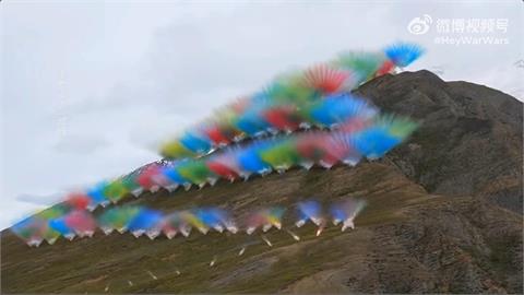 始祖鳥與蔡國強聯手　喜馬拉雅山放煙火被批污染