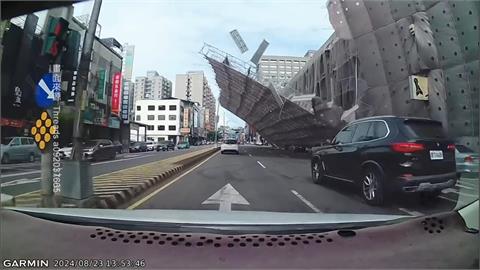 鷹架倒塌瞬間畫面曝光太嚇人！　中央市場鷹架倒塌壓6車１人送醫
