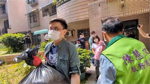 捲袖清掃！助獨居長者整理家園　賴瑞隆賴瑞隆捐出版稅支持社福